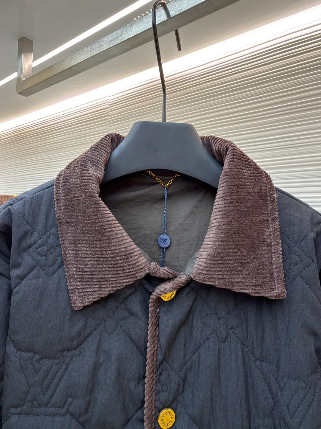 LOUIS VUITTON x Tyler spliced fitted lapel jacket ●Item number: 1681561-B15 ●Material: cotton fabric ●Technology: positioning cutting machine ●Color: black ●Version: fitted version ●Weight: about 545g ●Size: 44-46-48-50 ●Description: The padded cotton jacket uses a lightweight design to control the changing seasons, showing the bright style of the brand's collaboration with Tyler, full-width Monogram Cray graphic quilting adds elegance, while contrasting corduroy collar and trim add a preppy feel. Allover embroidered quilting with corduroy collar and trim, snap closure at front, front pockets with velvet trim and snap buttons, lining, and a great upper! The overall wiring is straight and delicate, the fabric is comfortable and soft, and the color is consistent without color difference. It can be matched with the same style to create a fashionable look and control various occasions. Customized accessories, complete with three standards, same style for men and women!